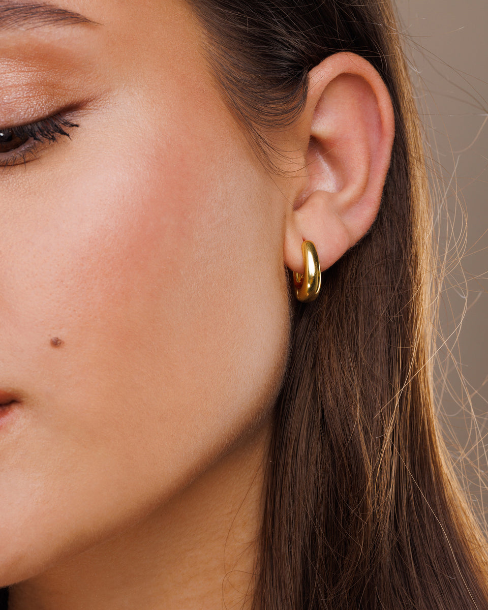 【MONDAY EDITION】Teardrop Pearl Hoop Earrings - Gold PearlEndlessHoops_YG.png